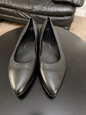 Ecco Women’s Black Pointed-Toe Leather Flats